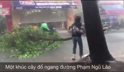 Hành động đáng khen của chàng thanh niên giữa trời mưa dông